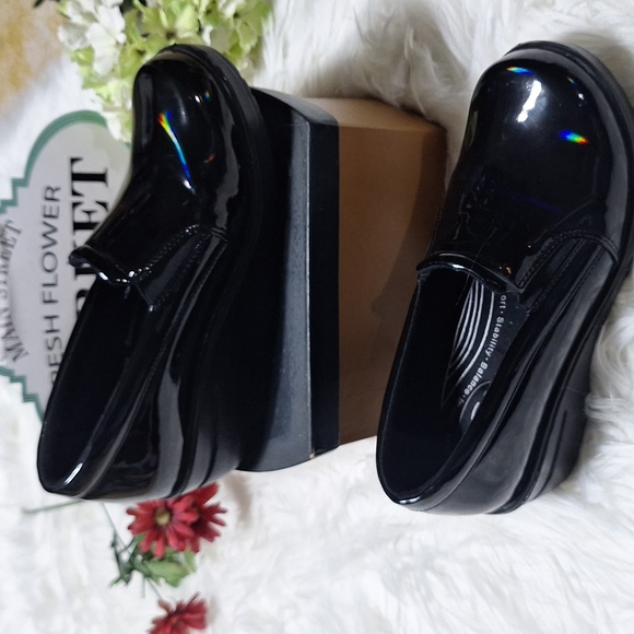 Easy Works By Easy Street 9 1/2 WW Slip On Shoes, Black - Picture 1 of 7